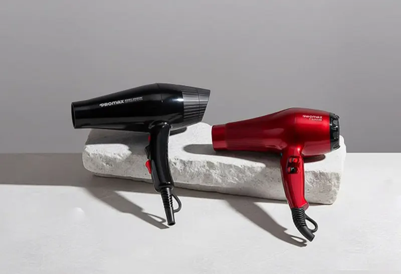 آیا سشوار زیاد باعث ریزش مو می‌شود؟ مقایسه سشوارهای حرفه‌ای و خانگی